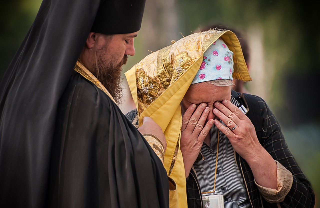Исповедь б. Покаяние в храме. Человек молится. Православные люди. Плачущая женщина в храме.