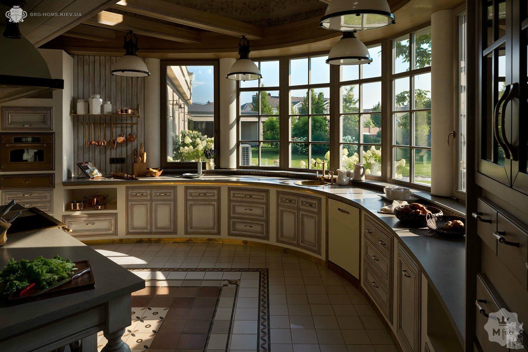 Красивые частные кухни. Кухня в частном доме. Интерьер кухни с большим окном. Кухня в загородном доме. Кухня с большими окнами.