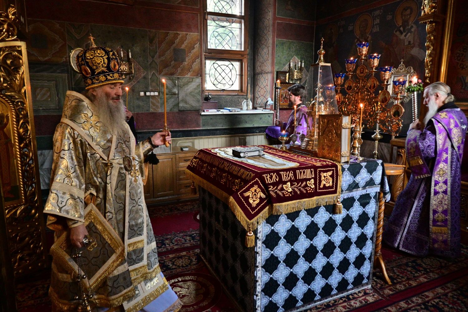 Вечерня в церкви текст. Храм. Плащаница фото в храме. Вынос Плащаницы в страстную пятницу.