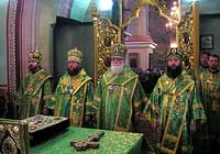 У престола